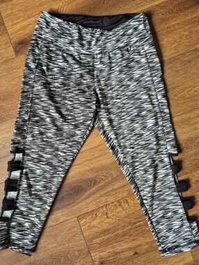 Take A Walk Capri Leggings With Cut-Outs Gray Black White Sz M